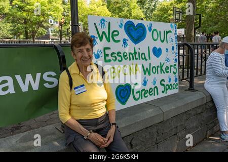 Resident prende parte a una protesta contro i piani del Governatore Andrew Cuomo per un memoriale COVID-19 a New York City.duecento manifestanti si sono radunati nel Rockefeller Park di Lower Manhattan, cercando di mantenere la pressione sul Governatore Andrew Cuomo pochi giorni dopo che il potente e scandaloso leader di stato ha nixed il suo si prevede di spianare una porzione dello spazio verde per il monumento al coronavirus, il "cerchio degli eroi". La protesta di Battery Park City si è verificata come il Consiglio della Comunità 1, che rappresenta l'area, ha programmato una riunione di mercoledì per discutere il monumento. Foto Stock