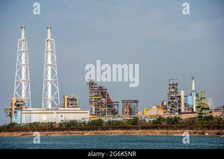 13 marzo 2018-Pohang, Corea del Sud-UNA visione generale dello stabilimento di acciaio POSCO al complesso industriale di acciaio di Pohang, Corea del Sud. Le acciaierie cinesi, un bersaglio dell'ira del presidente Donald Trump, sono il gorilla da 800 sterline del settore: Forniscono metà della produzione mondiale, quindi ogni loro mossa ha un impatto globale. L’industria siderurgica ha oscillato nell’ultimo decennio per sostenere un boom edilizio cinese che ha fatto storia. Una volta che ciò è andato via, il paese è stato lasciato con un eccesso di mulini mezzo-inutilizzato e perdenti di denaro. Foto Stock