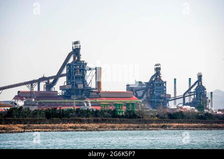 13 marzo 2018-Pohang, Corea del Sud-UNA visione generale dello stabilimento di acciaio POSCO al complesso industriale di acciaio di Pohang, Corea del Sud. Le acciaierie cinesi, un bersaglio dell'ira del presidente Donald Trump, sono il gorilla da 800 sterline del settore: Forniscono metà della produzione mondiale, quindi ogni loro mossa ha un impatto globale. L’industria siderurgica ha oscillato nell’ultimo decennio per sostenere un boom edilizio cinese che ha fatto storia. Una volta che ciò è andato via, il paese è stato lasciato con un eccesso di mulini mezzo-inutilizzato e perdenti di denaro. Foto Stock