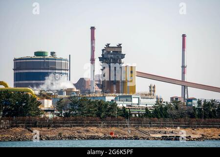 13 marzo 2018-Pohang, Corea del Sud-UNA visione generale dello stabilimento di acciaio POSCO al complesso industriale di acciaio di Pohang, Corea del Sud. Le acciaierie cinesi, un bersaglio dell'ira del presidente Donald Trump, sono il gorilla da 800 sterline del settore: Forniscono metà della produzione mondiale, quindi ogni loro mossa ha un impatto globale. L’industria siderurgica ha oscillato nell’ultimo decennio per sostenere un boom edilizio cinese che ha fatto storia. Una volta che ciò è andato via, il paese è stato lasciato con un eccesso di mulini mezzo-inutilizzato e perdenti di denaro. Foto Stock