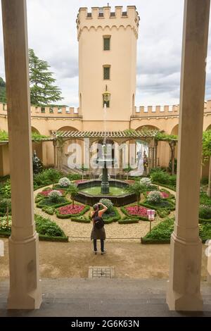 Coblenza, Germania. 06 luglio 2021. I turisti guardano al giardino di pergola del castello neogotico di Stolzenfels, alto sul Reno vicino a Coblenza. Nella Renania-Palatinato, il turismo è una delle industrie che hanno sofferto maggiormente per la pandemia di Corona e per le chiusure ordinate dallo stato. (Al dpa: Turismo e Corona: Uno sguardo alla situazione attuale e al futuro). Credit: Thomas Frey/dpa/Alamy Live News Foto Stock