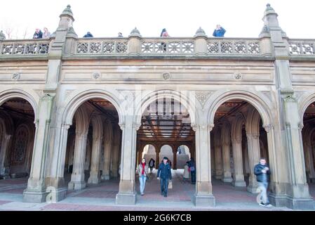 Passeggia attraverso il ponte presso la Bethesda Fountain Terrace a Central Park, Manhattan a New York City Foto Stock