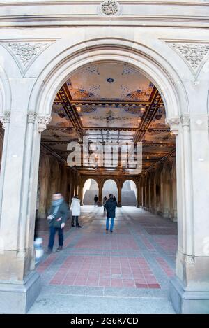 Passeggia attraverso il ponte presso la Bethesda Fountain Terrace a Central Park, Manhattan a New York City Foto Stock