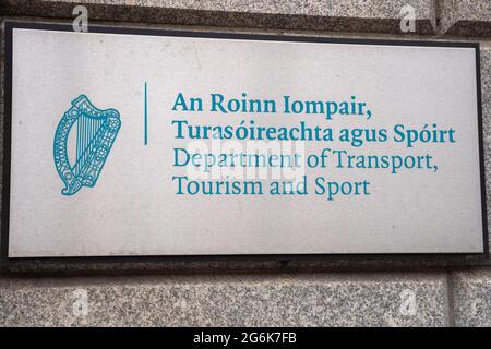 Dublin City, Dublino, Irlanda, 28 giugno 2021. Cartello di fronte all'edificio governativo del Dipartimento dei trasporti e dello Sport Foto Stock