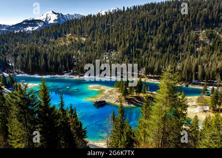 Bellissimo lago blu in un paesaggio montano svizzero Foto Stock