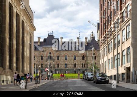 Ottawa, Canada - 1 luglio 2021: Vista sulla strada del paesaggio urbano con edifici storici e Parlamento canadese nel centro di Ottawa in Canada giorno di vacanza Foto Stock