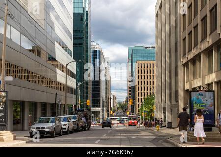 Ottawa, Canada - 1 luglio 2021: Vista sulla strada con i moderni grattacieli e gli edifici storici e le persone che camminano nel centro di Ottawa. Foto Stock