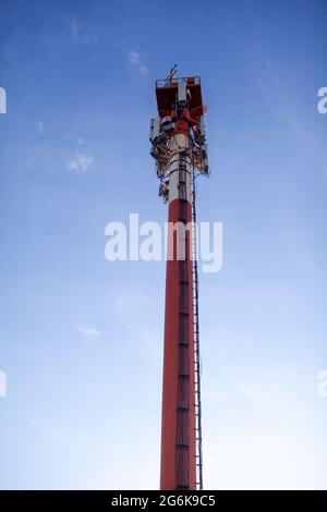 Tecnologia sulla parte superiore della torre GSM 5G, 4G, 3G per telecomunicazioni.antenne cellulari su un tetto dell'edificio.antenna televisiva per telecomunicazioni su palo Foto Stock