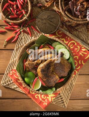 Ayam Panggang. Pollo indonesiano alla griglia malese. Sud-est asiatico alimentare Foto Stock