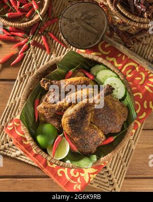 Ayam Panggang. Pollo indonesiano alla griglia malese. Sud-est asiatico alimentare Foto Stock