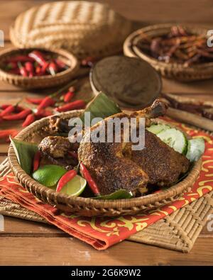 Ayam Panggang. Pollo indonesiano alla griglia malese. Sud-est asiatico alimentare Foto Stock