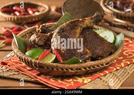 Ayam Panggang. Pollo indonesiano alla griglia malese. Sud-est asiatico alimentare Foto Stock