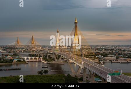 Bangkok, thailandia - 05 Lug 2021 : il ponte sospeso di Bhumibol attraversa il fiume Chao Phraya di sera. È uno dei ponti più belli di Thailan Foto Stock