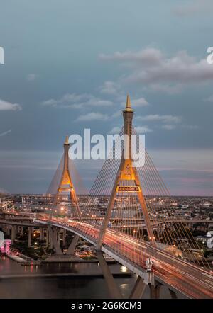 Bangkok, thailandia - 05 Lug 2021 : il ponte sospeso di Bhumibol attraversa il fiume Chao Phraya di sera. È uno dei ponti più belli di Thailan Foto Stock