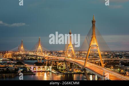 Bangkok, thailandia - 05 Lug 2021 : il ponte sospeso di Bhumibol attraversa il fiume Chao Phraya di sera. È uno dei ponti più belli di Thailan Foto Stock