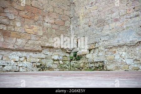 Angolo interno di un edificio in mattoni, che necessita di qualche manutenzione Foto Stock