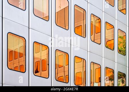 Finestre arancioni sulla parete. Sfondi colorati astratti. Paesaggio urbano. Foto Stock