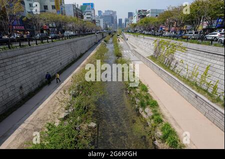 27.04.2013, Seoul, Corea del Sud, Asia - paesaggio urbano con passerella lungo entrambe le rive del fiume Cheonggyecheon nel centro della capitale. Foto Stock