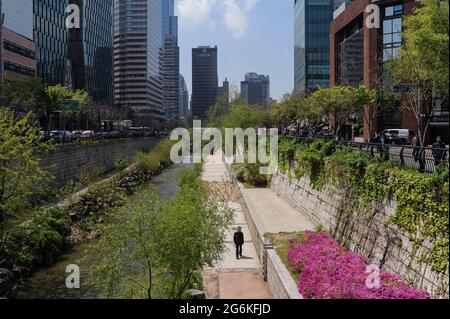 29.04.2013, Seoul, Corea del Sud, Asia - paesaggio urbano con passerella lungo entrambe le rive del fiume Cheonggyecheon nel centro della capitale. Foto Stock