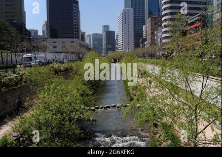 29.04.2013, Seoul, Corea del Sud, Asia - il paesaggio urbano con la passerella lungo entrambe le rive del fiume Cheonggyecheon nel centro della capitale. Foto Stock