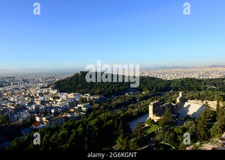 Vista sulla città di Atene dalla cima dell'Acropoli. Foto Stock