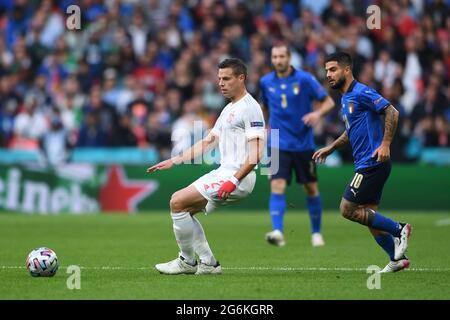 Londra, Inghilterra. 06/07/2021, Cesar Azpilicueta (Spagna)Lorenzo Insigne (Italia) durante il Campionato europeo UEFA '2020 Semifinali match tra Italia 5-3 Spagna al Wembley Stadium il 06 luglio 2021 a Londra, Inghilterra. Credit: Maurizio Borsari/AFLO/Alamy Live News Foto Stock