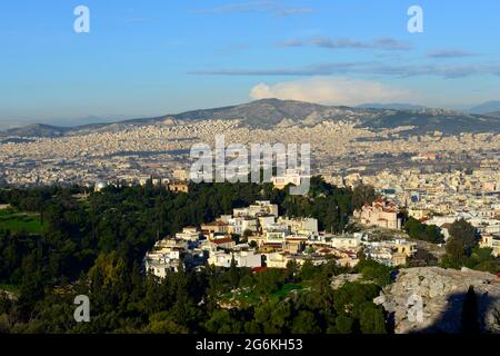 Una vista della Grande Atene con l'Osservatorio Nazionale che si trova in cima alla collina delle Ninfe a Thissio, Atene, Grecia. Foto Stock