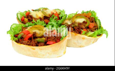 Chili Beef e insalata fresca farcite taco barche con formaggio fuso Foto Stock