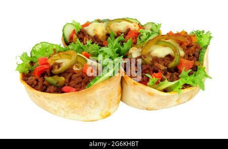 Chili Beef e insalata fresca farcite taco barche con formaggio fuso Foto Stock