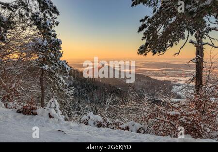 Hohenzollern Tramonto, ora d'oro al castello di Burg Hohenzollern in inverno dal percorso escursionistico invernale di prima qualità Wintermärchen da Zellerhorn in Albstadt Foto Stock