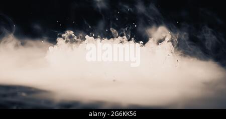 BANNER astratto. Vera nube di fumo Mystic con gocce d'acqua che esplodano, movimento del mosca del vapore, sfondo scuro. Esperimento chimico, aromaterapia, bevanda bruciata Foto Stock