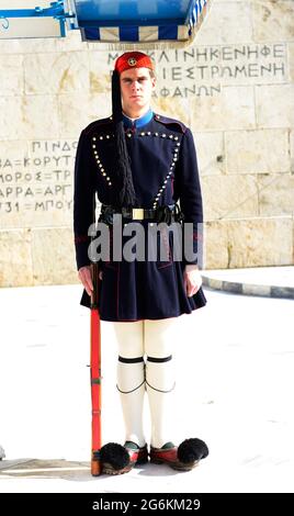 Un soldato di guardia nazionale greco in piedi presso la tomba del soldato sconosciuto al Parlamento greco ad Atene, Grecia. Foto Stock