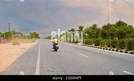07 luglio 2021 - Reengus, Sikar, India. Ritratto di paesaggio di NH 52 strada di trasporto strada viale percorso. Immagine orizzontale di passaggio Foto Stock