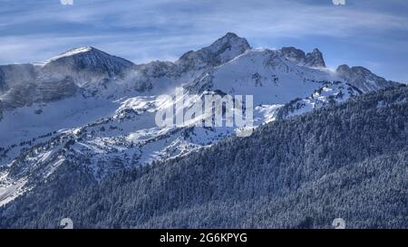 Blizzard sulle cime innevate di Port de Vielha in inverno. La vetta più alta è il Tuc de Montanèro (Valle d'Aran, Catalogna, Spagna, Pirenei) Foto Stock