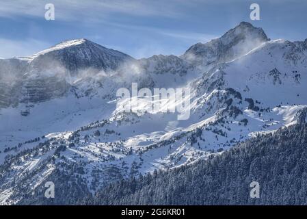 Blizzard sulle cime innevate di Port de Vielha in inverno. La vetta più alta è il Tuc de Montanèro (Valle d'Aran, Catalogna, Spagna, Pirenei) Foto Stock