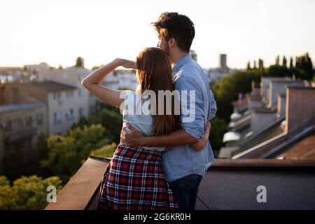 Bella giovane in amore risalente all'aperto e sorridente Foto Stock