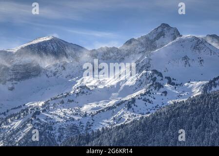 Blizzard sulle cime innevate di Port de Vielha in inverno. La vetta più alta è il Tuc de Montanèro (Valle d'Aran, Catalogna, Spagna, Pirenei) Foto Stock