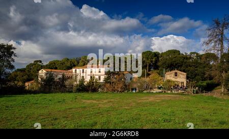 Casa di campagna sul sentiero tra la Pedra Gentil dolmen e il santuario del Corredor (Vallès Oriental, Barcellona, Catalogna, Spagna) Foto Stock