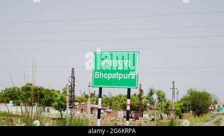 07 luglio 2021 - Reengus, Sikar, India. Cartello di con testo scritto con sfondo verde, che informa il nome di un villaggio. Nome villaggio indiano, writ Foto Stock