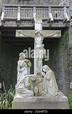 Croce di crocifissione di Calvario - Chiesa cattolica di San Michele, Rosemary Lane, Conwy, Galles Foto Stock