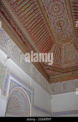 Ornato soffitto dipinto nel Palazzo della Bahia Marrakesh, Marocco Foto Stock