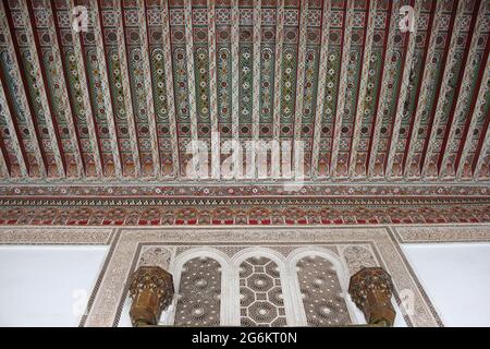 Ornato soffitto dipinto nel Palazzo della Bahia Marrakesh, Marocco Foto Stock