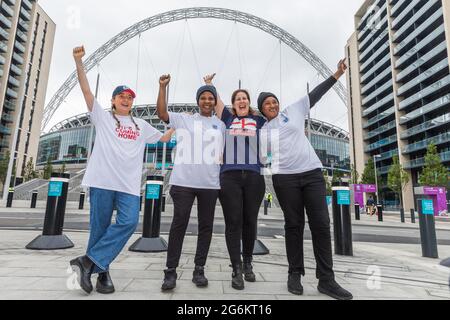 MERCOLEDÌ 07 LUGLIO 2021. WEMBLEY PARK, LONDRA. I fan dell'Inghilterra, Daisy, Liddie, Carla e Martha, si riuniscono presto sulla Olympic Way - ore prima che 60,000 tifosi scendano a Wembley Park per guardare l'Inghilterra giocare in Danimarca nella partita semifinale UEFA EURO 2020 allo stadio di Wembley. Posizione: Wembley Park, Londra. Photo Credit: Amanda Rose/Alamy Live News Foto Stock