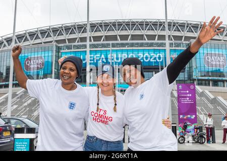 MERCOLEDÌ 07 LUGLIO 2021. WEMBLEY PARK, LONDRA. I fan dell'Inghilterra, Daisy, Liddie, Carla e Martha, si riuniscono presto sulla Olympic Way - ore prima che 60,000 tifosi scendano a Wembley Park per guardare l'Inghilterra giocare in Danimarca nella partita semifinale UEFA EURO 2020 allo stadio di Wembley. Posizione: Wembley Park, Londra. Photo Credit: Amanda Rose/Alamy Live News Foto Stock