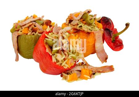 Pancetta e riso farcito peperoni dolci isolati su sfondo bianco Foto Stock