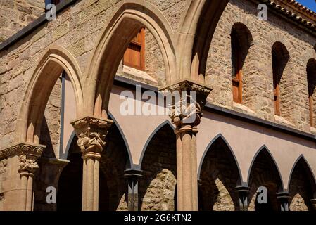 Cortile ducale del castello di Cardona, con archi originali e altri ricostruiti (Bages, Barcellona, Catalogna, Spagna) Foto Stock