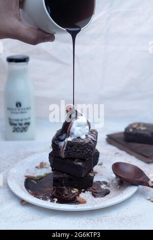 Brownie al cioccolato con salsa al cioccolato, Dessert, Bharuch, Gujarat, India Foto Stock
