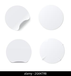 Modello realistico di adesivo bianco rotondo in carta con bordo curvo isolato su sfondo bianco. Illustrazione Vettoriale