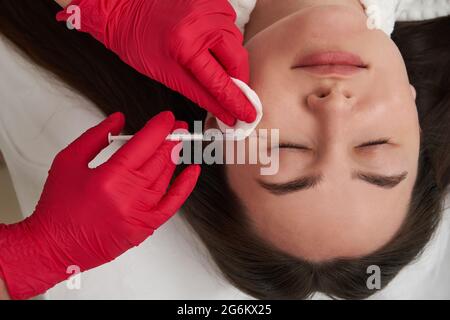 Iniezioni di bellezza in bella faccia femminile. Lisciatura delle rughe mimiche mediante biorevitalizzazione. Concetto di ringiovanimento della procedura estetica Foto Stock
