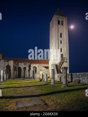 Torre della chiesa di ratto di notte Foto Stock